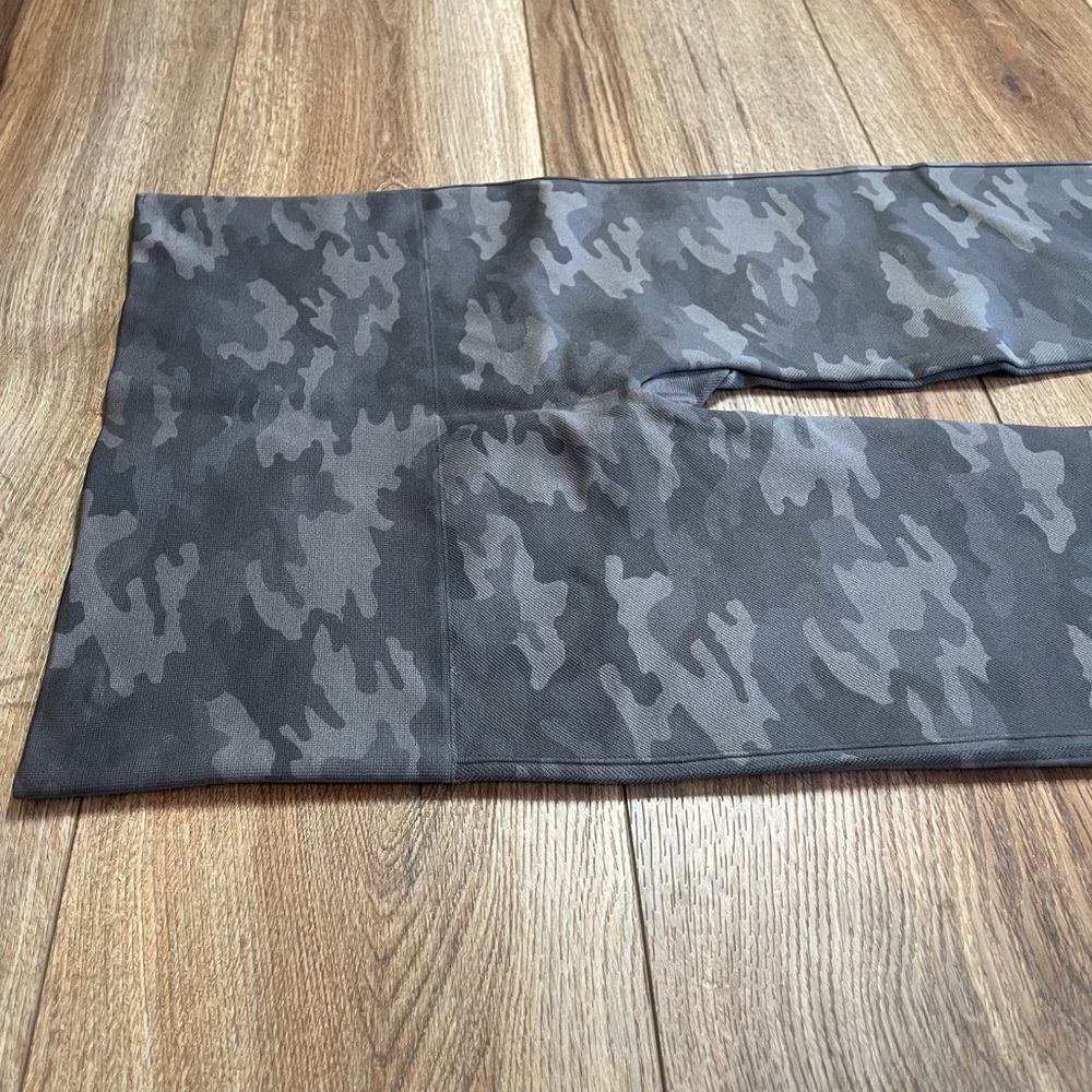 Spanx Look At Me Now Seamless shaping activewear Leggings in Black/Charcoal Camo - Picture 8 of 10